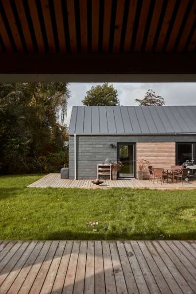 Skiffer, træ og stålprofiler i stilskabende symmetri, Mågevej 11, 4040 Jyllinge